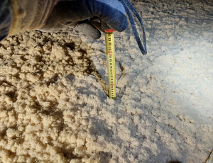 Zateplení stropu budovy základní školy pomocí foukané izolace